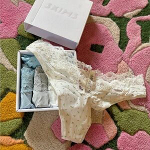 SKIMS Limited Edition Fits Everybody Lace Dipped Thong 5-pack SOLD OUT pattern